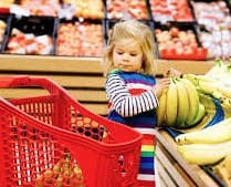 crianças comprar fruta